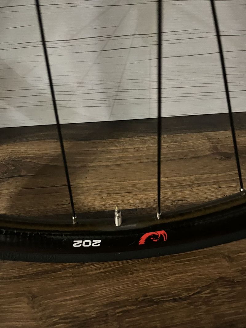 Silniční kolo Dema Corsa Zipp 202 Sram rival AXS