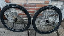 Zipp karbonová kola 303 S Disc TL CenterLock HG + pláště