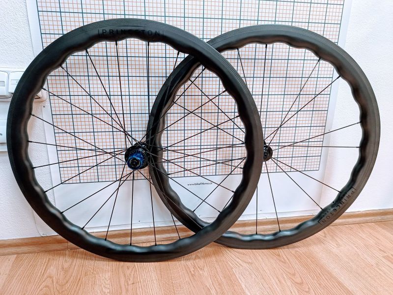 VÝPRODEJ - Princeton CarbonWorks Grit 4540 rim, Tune náboje, 1360 g, NOVÉ