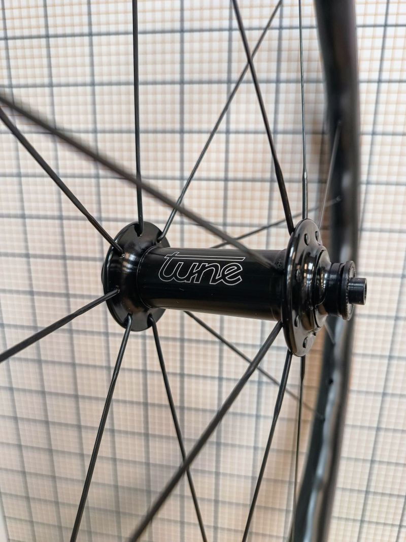 VÝPRODEJ - Princeton CarbonWorks Grit 4540 rim, Tune náboje, 1360 g, NOVÉ