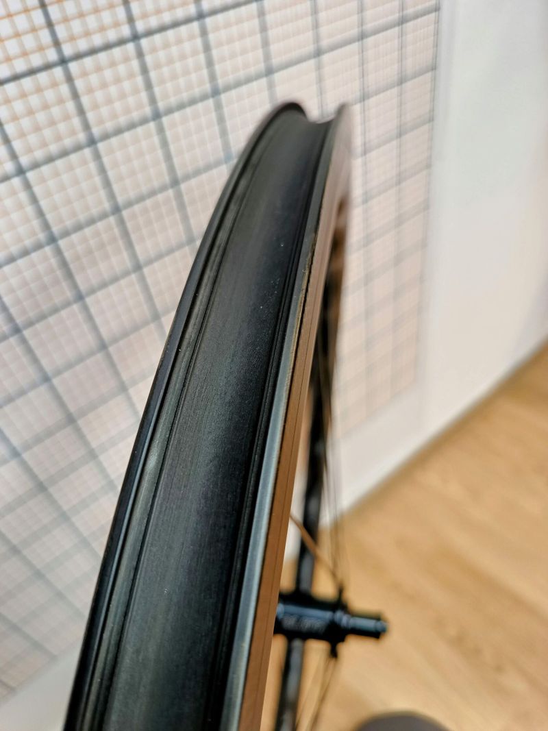 VÝPRODEJ - Princeton CarbonWorks Grit 4540 rim, Tune náboje, 1360 g, NOVÉ