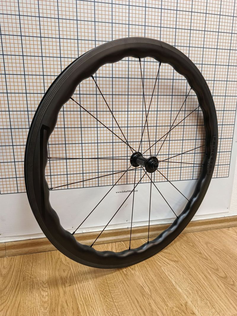 VÝPRODEJ - Princeton CarbonWorks Grit 4540 rim, Tune náboje, 1360 g, NOVÉ