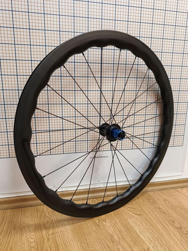 VÝPRODEJ - Princeton CarbonWorks Grit 4540 rim, Tune náboje, 1360 g, NOVÉ