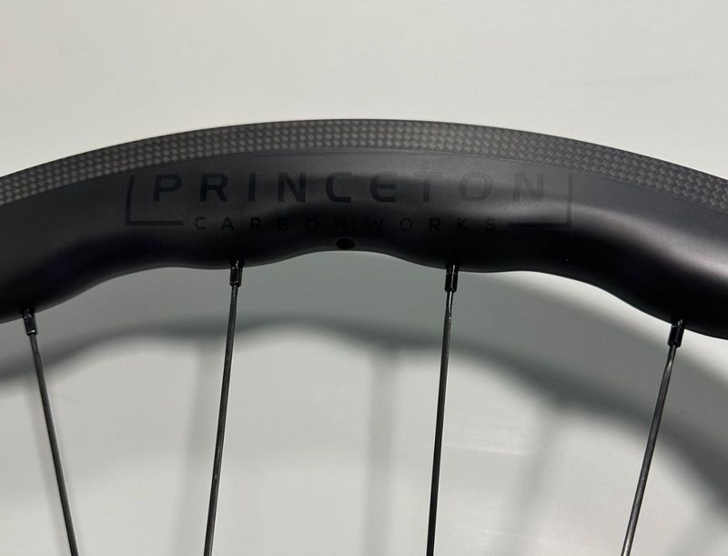 VÝPRODEJ - Princeton CarbonWorks Grit 4540 rim, Tune náboje, 1360 g, NOVÉ