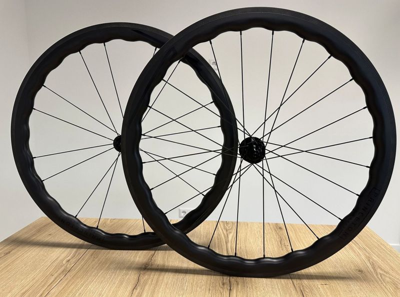 VÝPRODEJ - Princeton CarbonWorks Grit 4540 rim, Tune náboje, 1360 g, NOVÉ