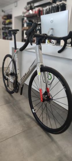 Prodám nové kolo SUPERIOR X-ROAD Team Elite Di2 Gloss Grey, vel. 58cm (XL) 