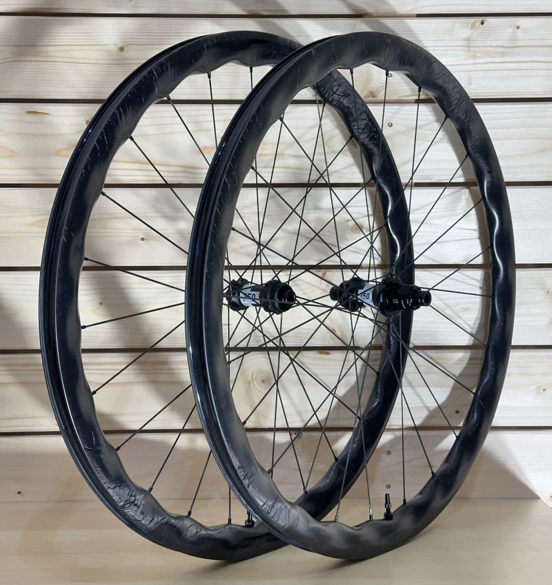 Silniční karbonová kola EIE SRG40TC28W SL | DT 350 Road Disc | DT Aerolite | váha od 1378 gramů