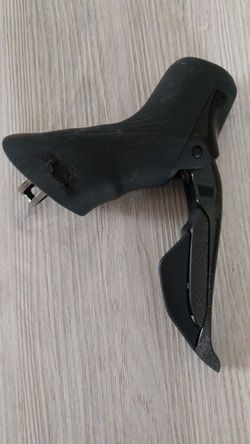 Zadní brzda: Shimano Dura-Ace R9270, hydraulická