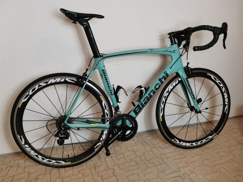 Prodám silniční kolo Bianchi Oltre XR1 na sadě Campagnolo – Perfektní stav