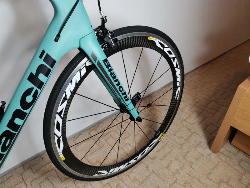 Prodám silniční kolo Bianchi Oltre XR1 na sadě Campagnolo – Perfektní stav