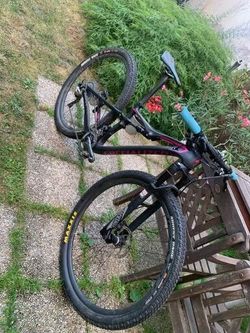 Dámské karbonové horské kolo Specialized Era FSR Comp 29 – skvělý stav, upravené komponenty