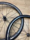 ZAPLETENÁ KARBONOVÁ PLÁŠŤOVÁ KOLA SHIMANO WH-RS700 - ZÁNOVNÍ - PRO RÁFKOVÉ BRZDY