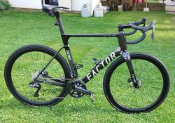 Prodám Factor Ostro w.a.m. + osazení Ultegra R8170 Di2- 12