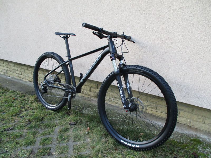 Nové 27" kolo ROZZO Swift, vzduch. vidlice Suntour Raidon, osazení Shimano Deore 1x12, pevné osy