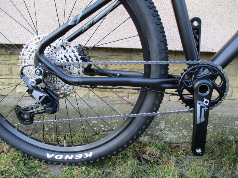 Nové 27" kolo ROZZO Swift, vzduch. vidlice Suntour Raidon, osazení Shimano Deore 1x12, pevné osy