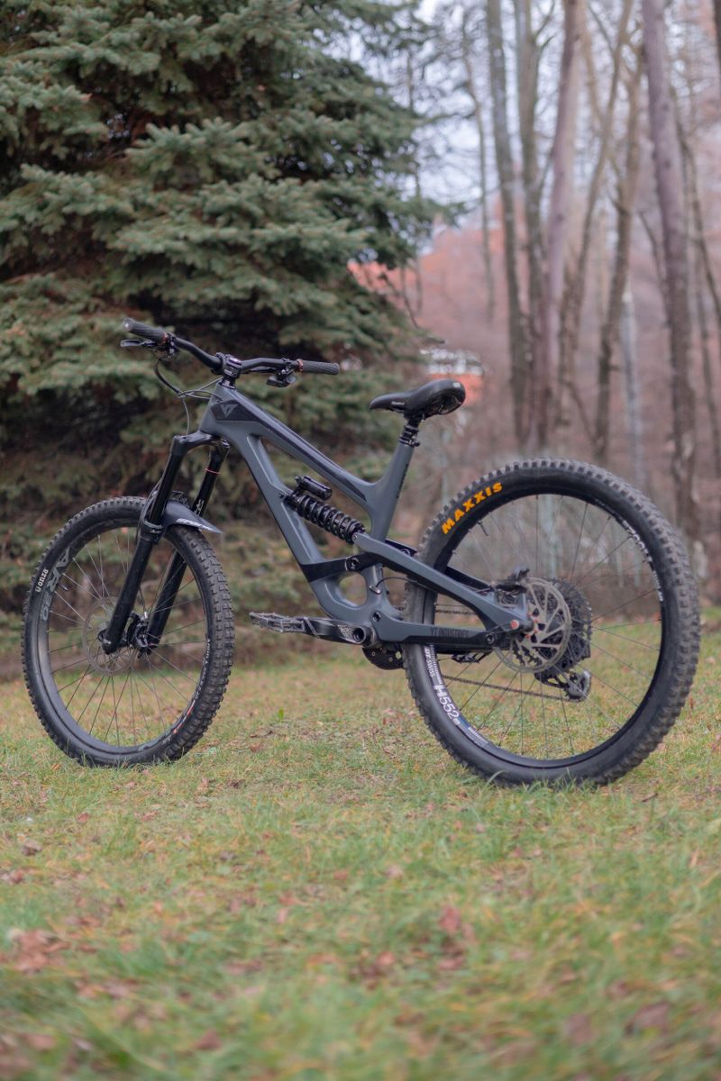 YT Capra CF 27.5 L