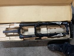 Enduro vidlice Rockshox Yari dvich 180mm zánovní