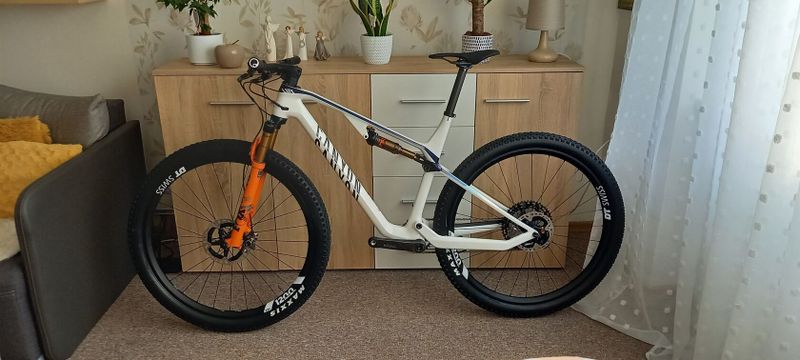 Prodám CANYON Lux CF SLX 9 TEAM 2022