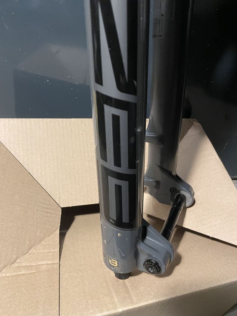 Rockshox ZEB ultimate 170, Charger 3 RC2 W/ButterCup 