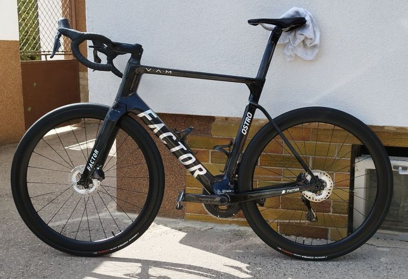 Prodám Factor Ostro w.a.m. + osazení Ultegra R8170 Di2- 12