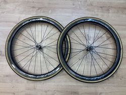 DURA-ACE WH-R9170 C40 - ZAPLETENÁ KARBONOVÁ KOTOUČOVÁ GALUSKOVÁ KOLA + GALUSKY