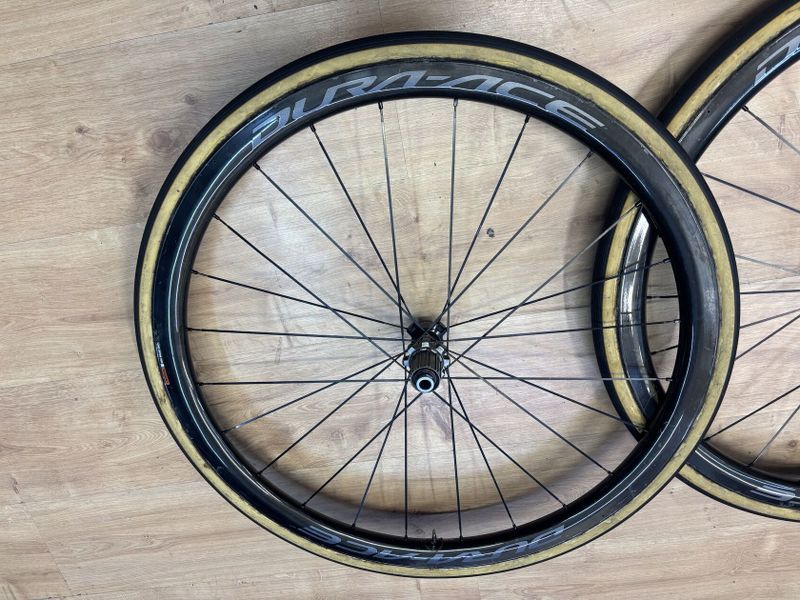 DURA-ACE WH-R9170 C40 - ZAPLETENÁ KARBONOVÁ KOTOUČOVÁ GALUSKOVÁ KOLA + GALUSKY