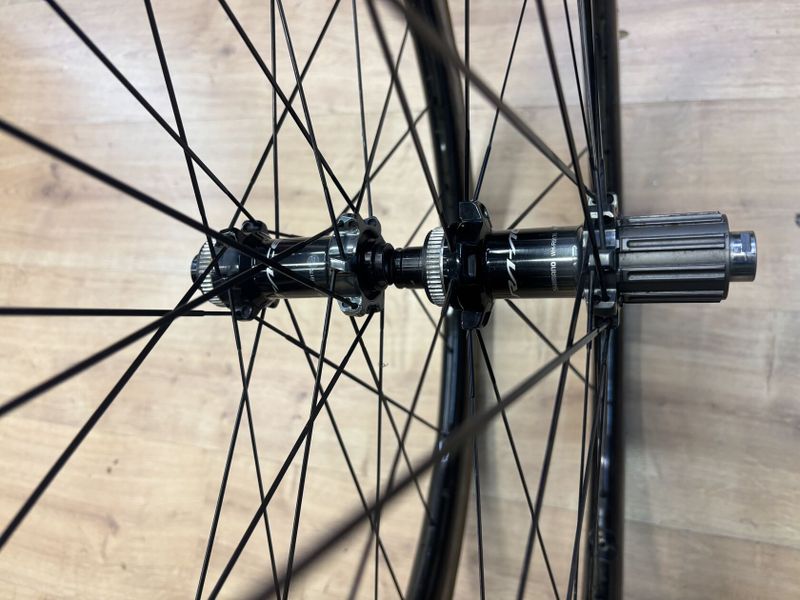 DURA-ACE WH-R9170 C40 - ZAPLETENÁ KARBONOVÁ KOTOUČOVÁ GALUSKOVÁ KOLA + GALUSKY