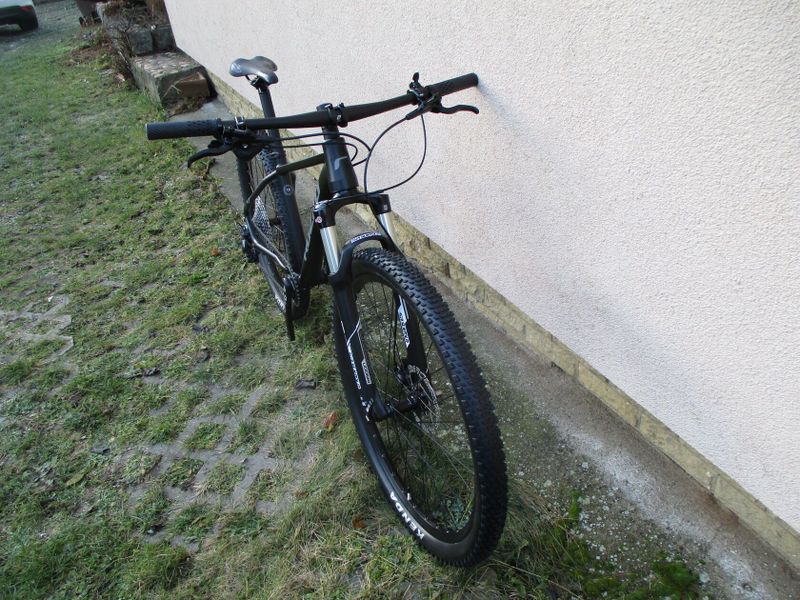 Nové 27,5 kolo ROZZO Swift, vzduch. vidlice Suntour Raidon, osazení Shimano Deore 1x12, pevné osy 