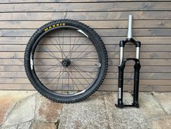 Prodám VIDLICI ROCKSHOX SECTOR 140 mm + zapletené kolo vč. pneu / 27,5". Cena 1500,