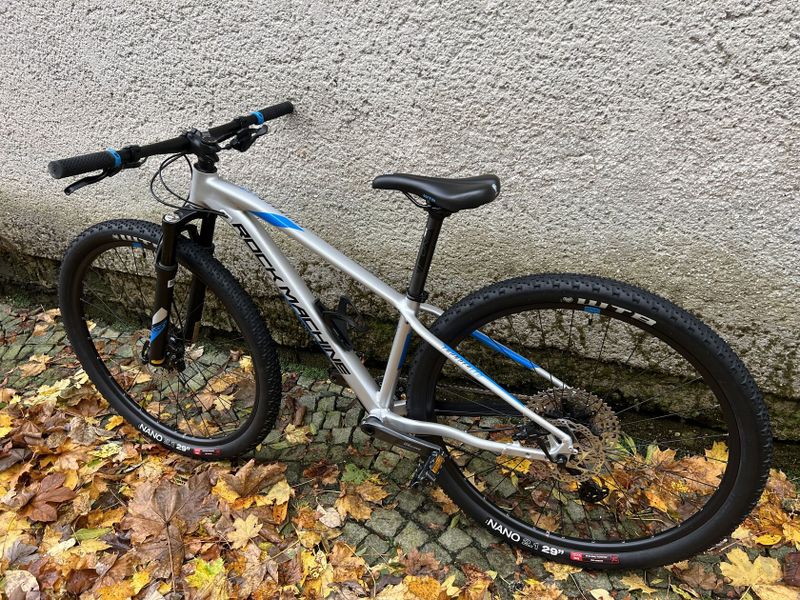 Rock Machine Thunder 29 HD Ltd 2022 – dětská 29er s juniorskou trailovou geometrií pro 145 – 165 cm