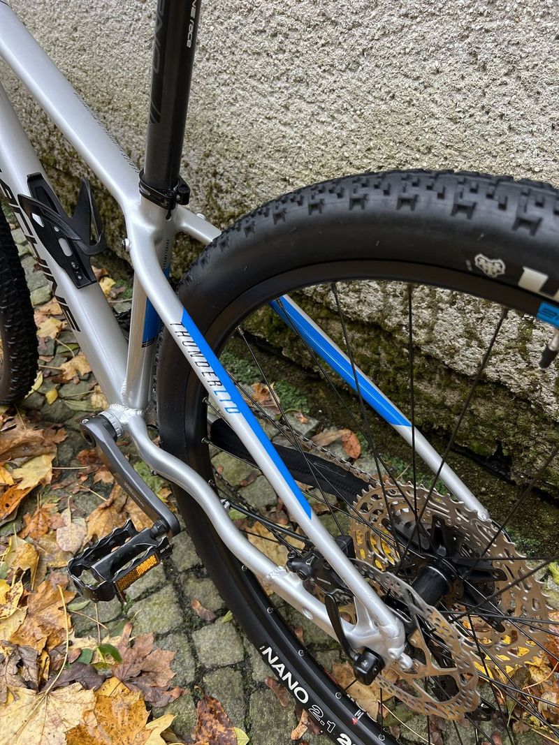 Rock Machine Thunder 29 HD Ltd 2022 – dětská 29er s juniorskou trailovou geometrií pro 145 – 165 cm