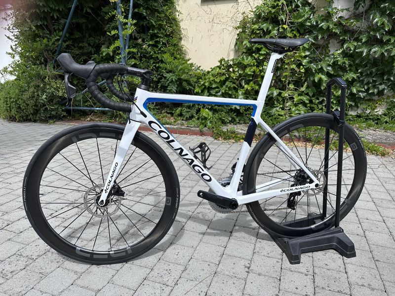 COLNAGO V3 Disc ss karbonovými koly