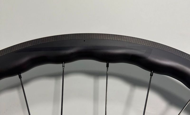 VÝPRODEJ - Princeton CarbonWorks Grit 4540 rim, Tune náboje, 1360 g, NOVÉ