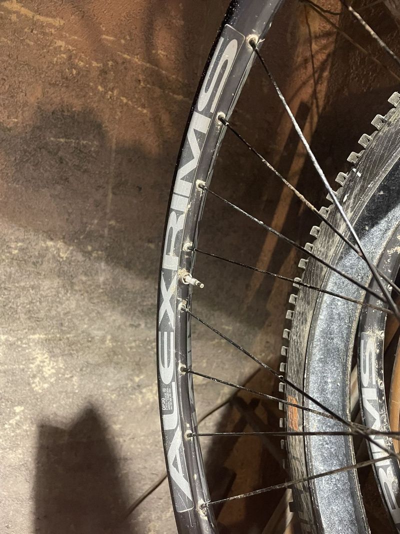 Prodám zapletené zadní kolo na nábojí shimano s ráfkem alexrims 30mm + náhradní ráfek