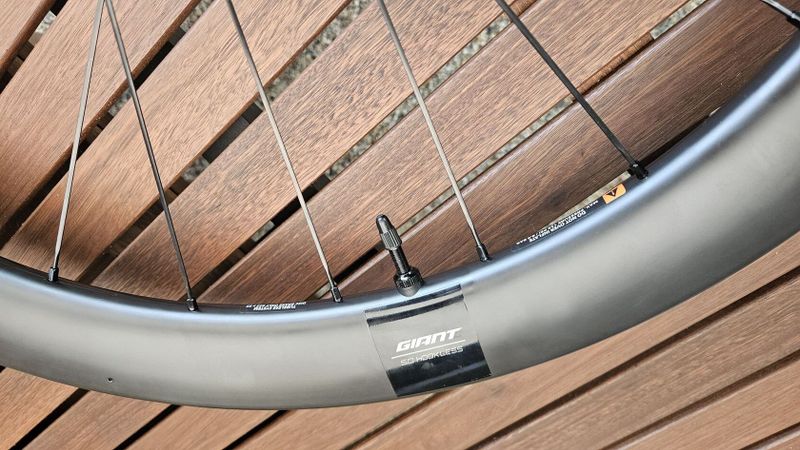 AKCE PROSINEC: GIANT SLR-1 50 Carbon Disc Hookless – skvělá aero kola s karbonovými ráfky - NOVÁ