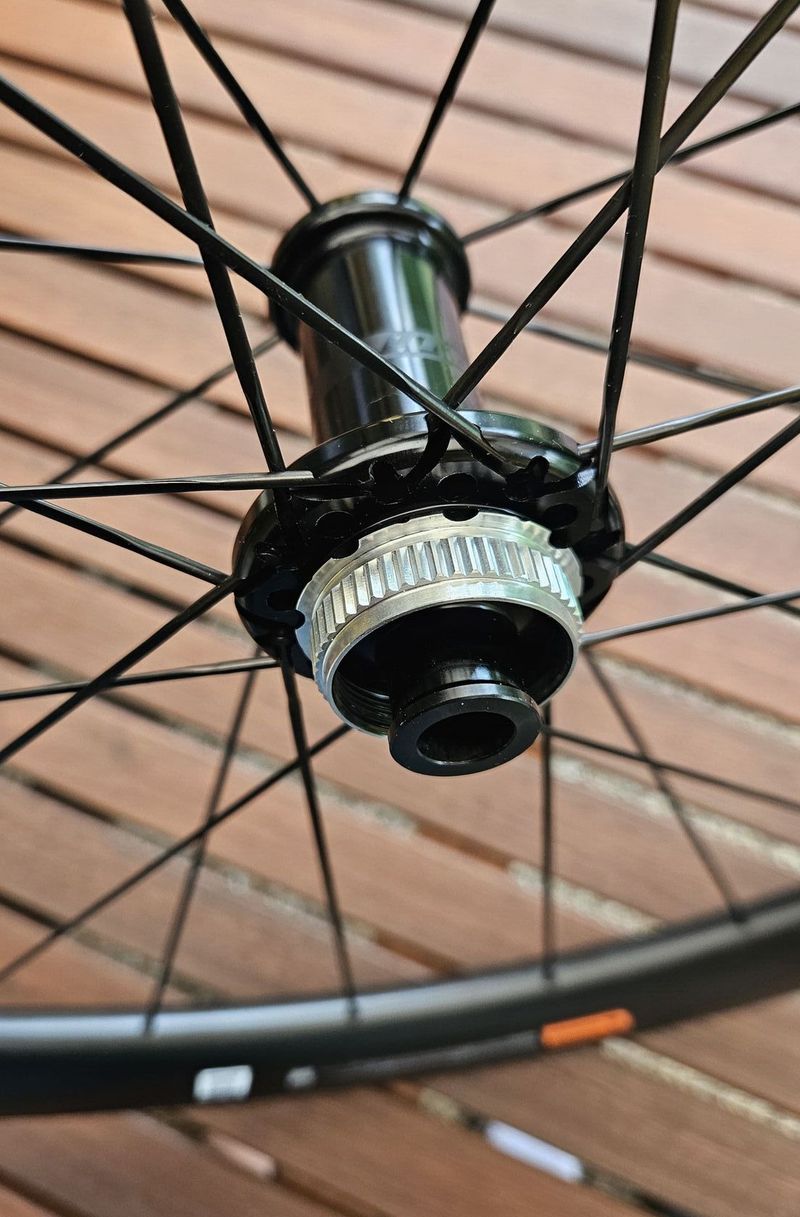 AKCE PROSINEC: GIANT SLR-1 50 Carbon Disc Hookless – skvělá aero kola s karbonovými ráfky - NOVÁ