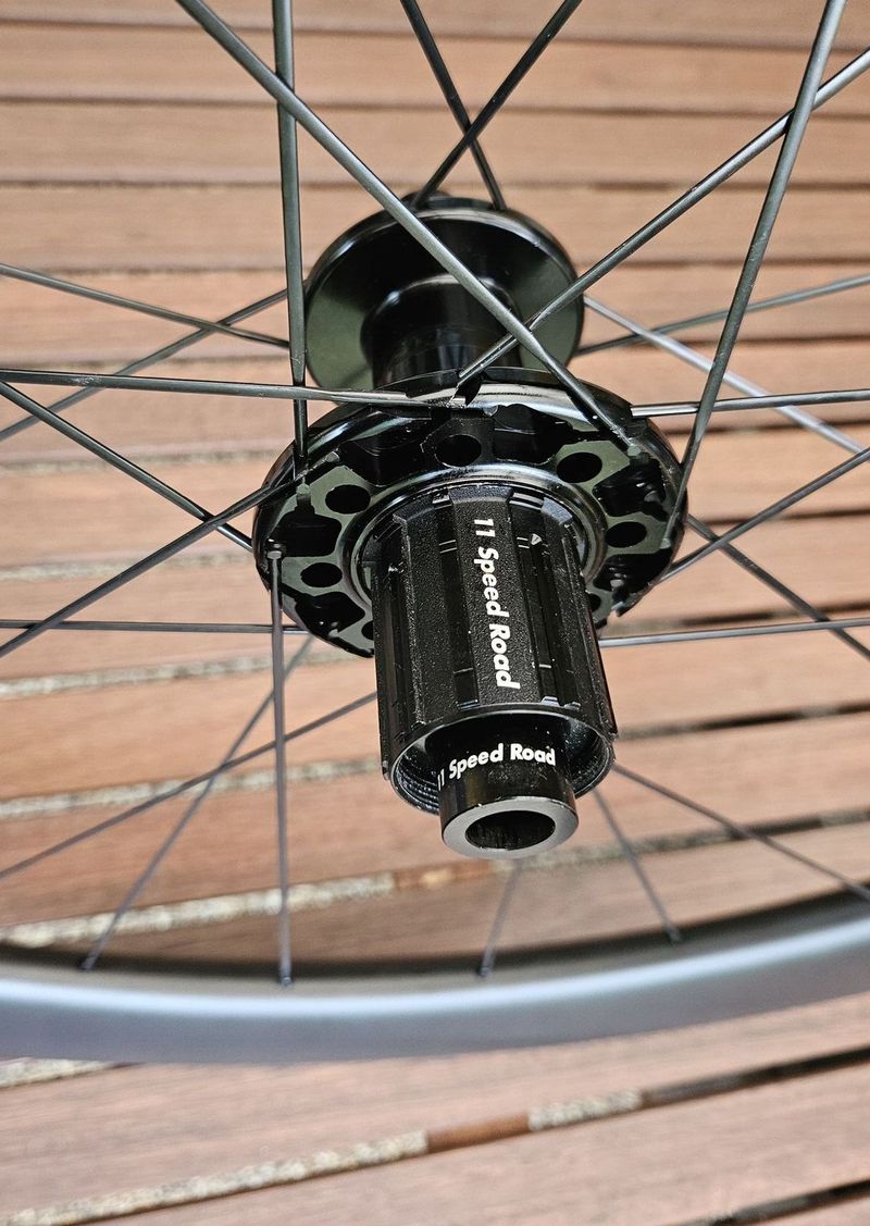 AKCE PROSINEC: GIANT SLR-1 50 Carbon Disc Hookless – skvělá aero kola s karbonovými ráfky - NOVÁ