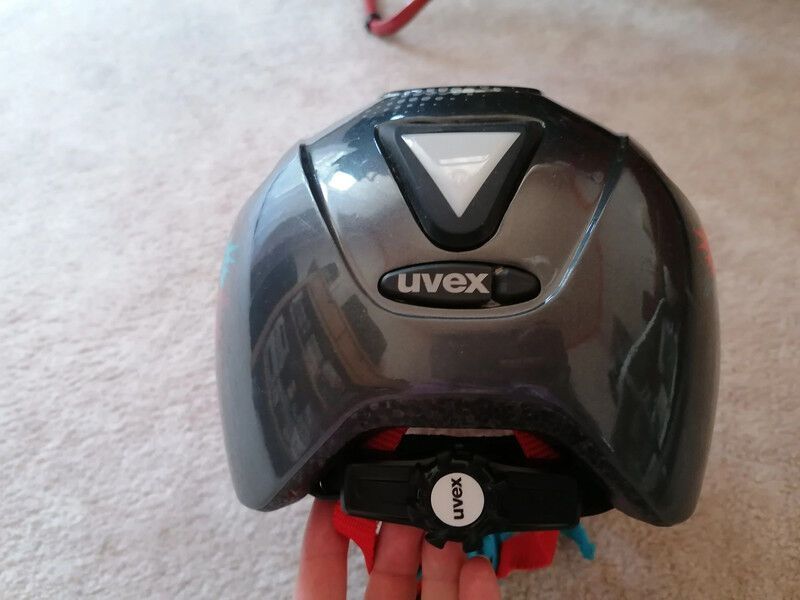 Dětská helma Uvex s integrovanou blikačkou