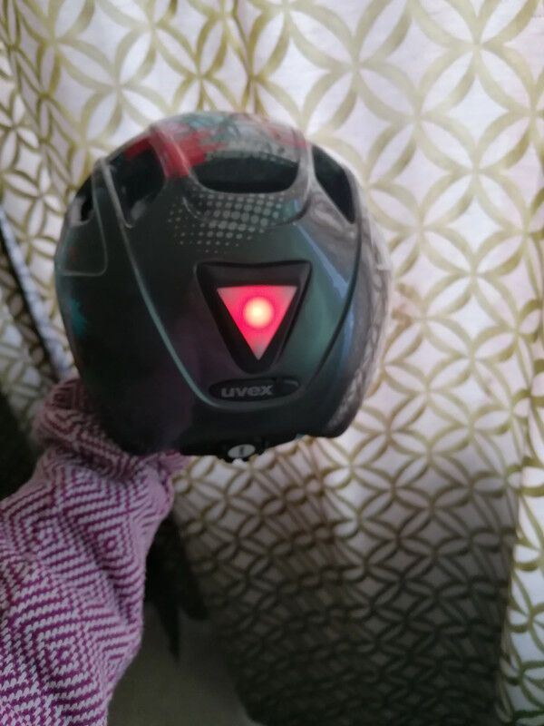 Dětská helma Uvex s integrovanou blikačkou
