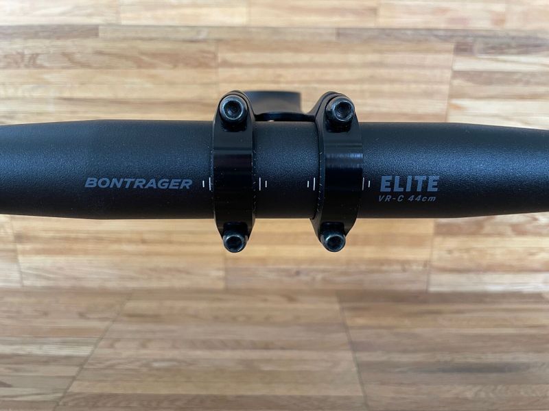 Nová silniční řídítka Bontrager Elite VR-C š. 44 cm s představcem Bontrager Pro Blendr dl. 110 mm