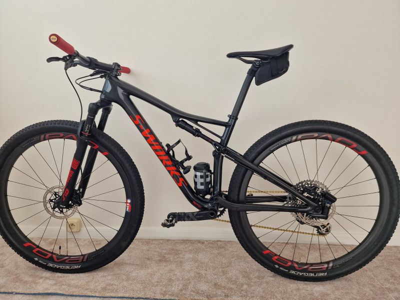 Specialized S-works epic 2019, vel. M, barva Gloss Carbon/Rocket Red