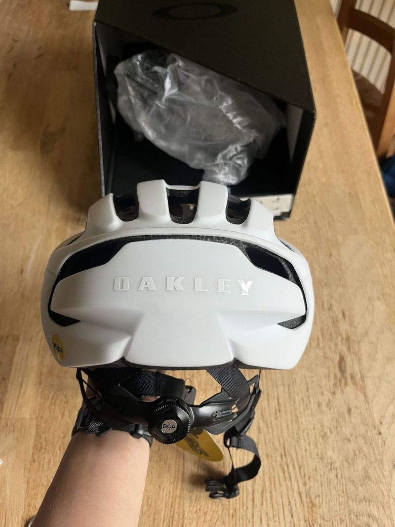 Nová helma Oakley ARO3