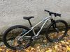 Rock Machine Thunder 29 HD Ltd 2022 – dětská 29er s juniorskou trailovou geometrií pro 145 – 165 cm