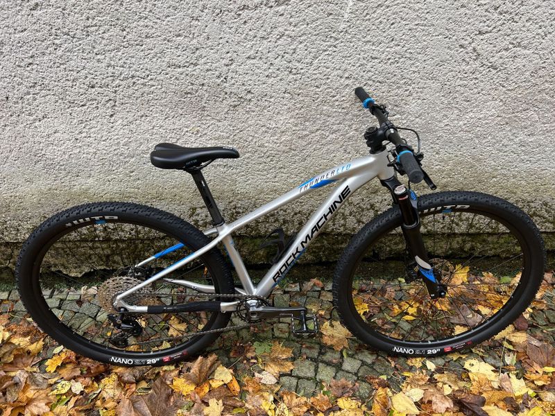 Rock Machine Thunder 29 HD Ltd 2022 – dětská 29er s juniorskou trailovou geometrií pro 145 – 165 cm