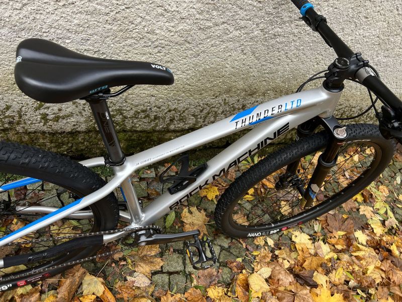 Rock Machine Thunder 29 HD Ltd 2022 – dětská 29er s juniorskou trailovou geometrií pro 145 – 165 cm