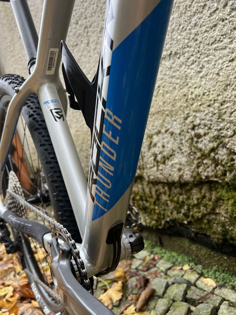 Rock Machine Thunder 29 HD Ltd 2022 – dětská 29er s juniorskou trailovou geometrií pro 145 – 165 cm