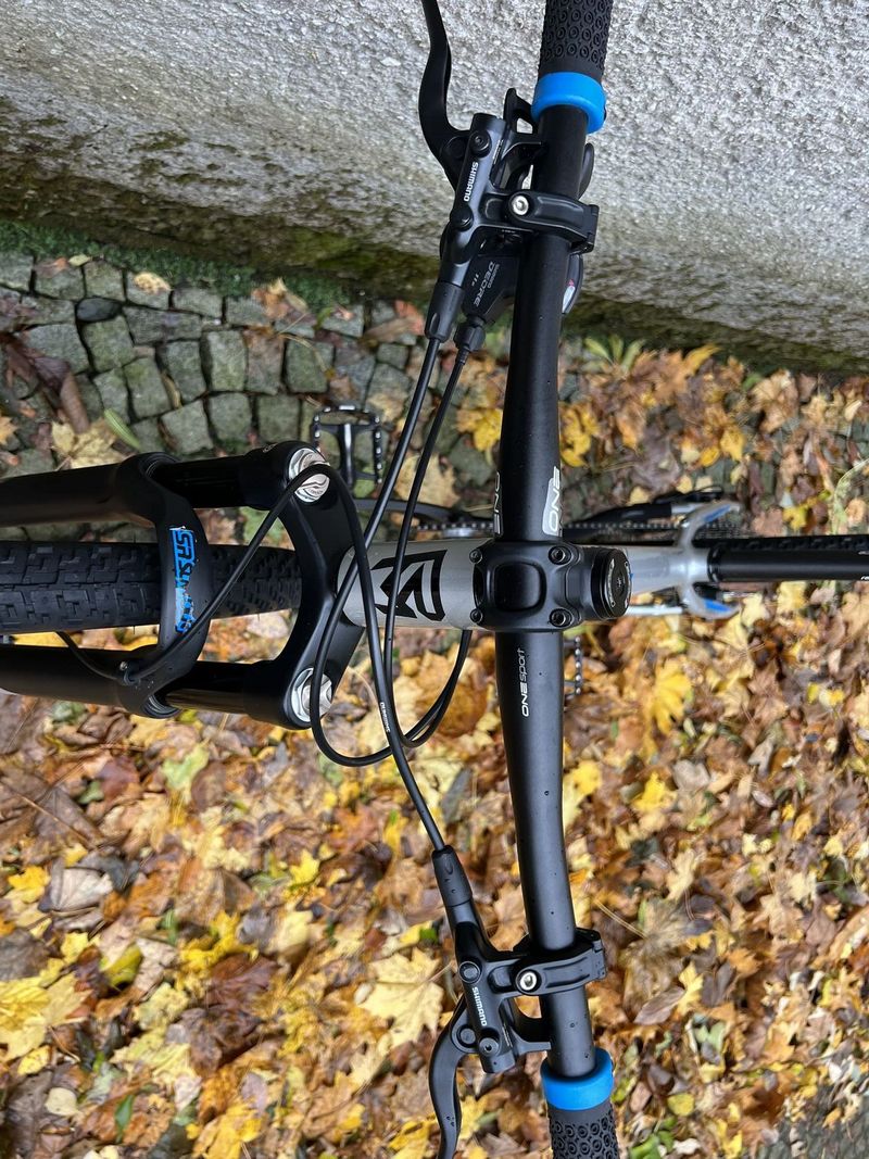 Rock Machine Thunder 29 HD Ltd 2022 – dětská 29er s juniorskou trailovou geometrií pro 145 – 165 cm