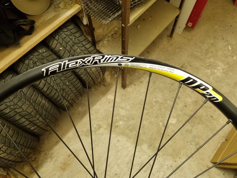 26" pření kolo - DP20 Alexrims ráfek, Shimano náboj - rychloupínák, centerlock