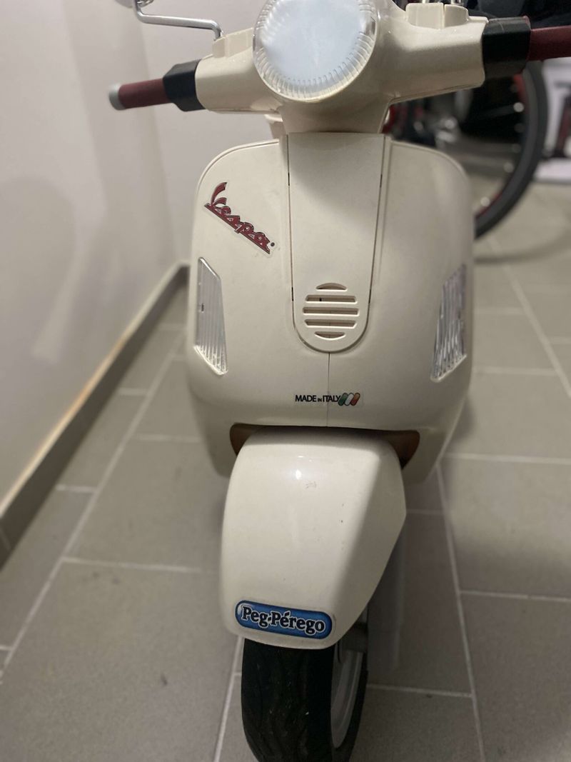 dětské elektrické vozidlo skútr PEG PEREGO VESPA