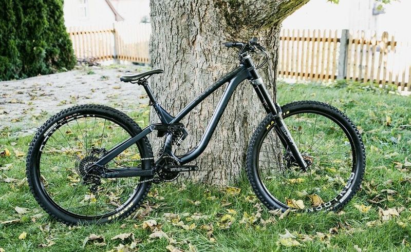 Celoodpružené DH kolo NSbikes Fuzz 29 2, L